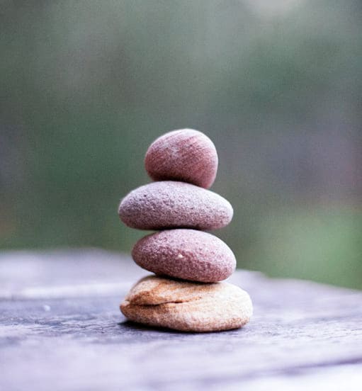 Pierres rondes empilées en équilibre, esprit zen