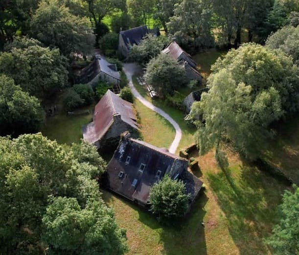 ue aérienne du Val Richard, maisons traditionnelles entourées de nature
