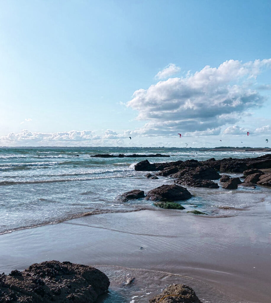Vue sur la plage avec rochers et vagues au bord de l’océan