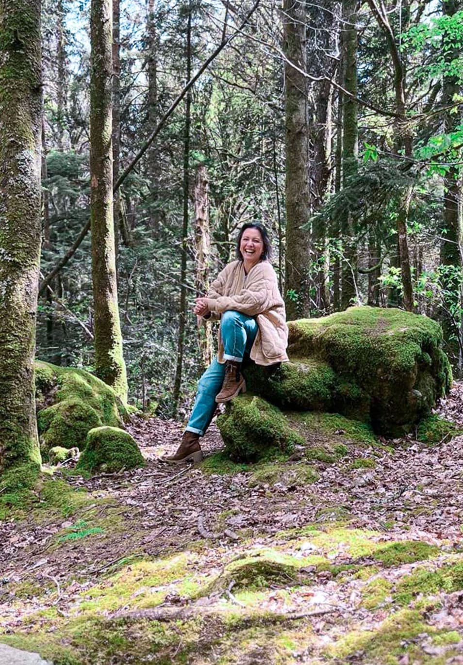 Julie Portanguen assise dans la nature lors d’un séminaire